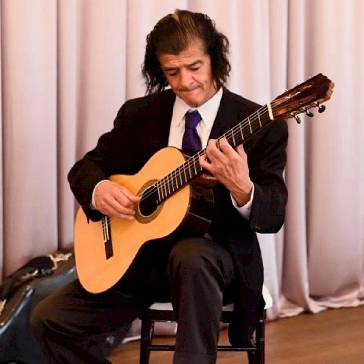 Patricio Contreras playing classical guitar